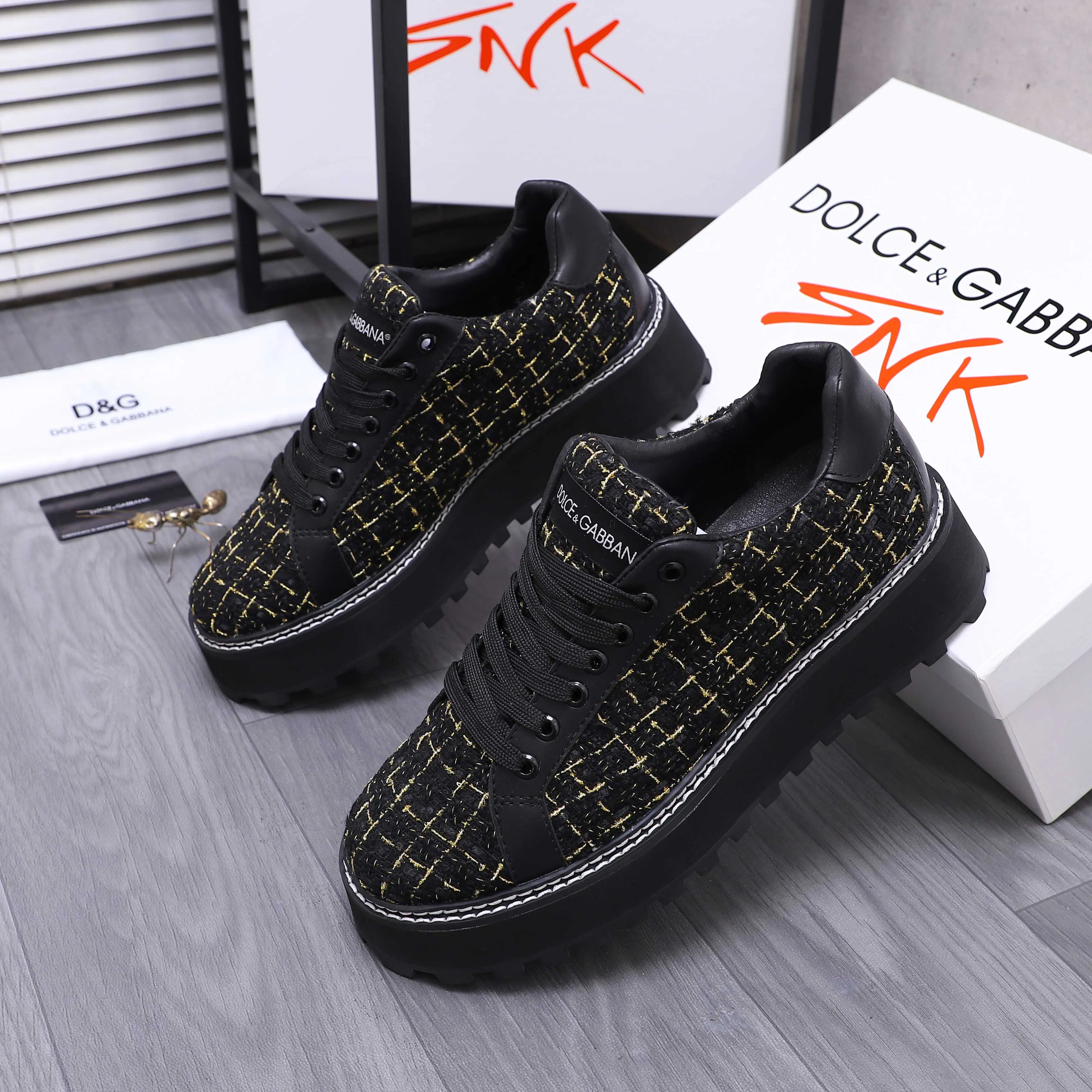 Men's shoes 💰442 Product trademark: DG (Dolce & Gabbana) casual shoes for couples. Regular size: 36-46 (45.46 is custom-made and non-returnable). Product material: Selected terry stitching cowhide upper, leather lining, cowhide insole, non-slip rubber outsole
